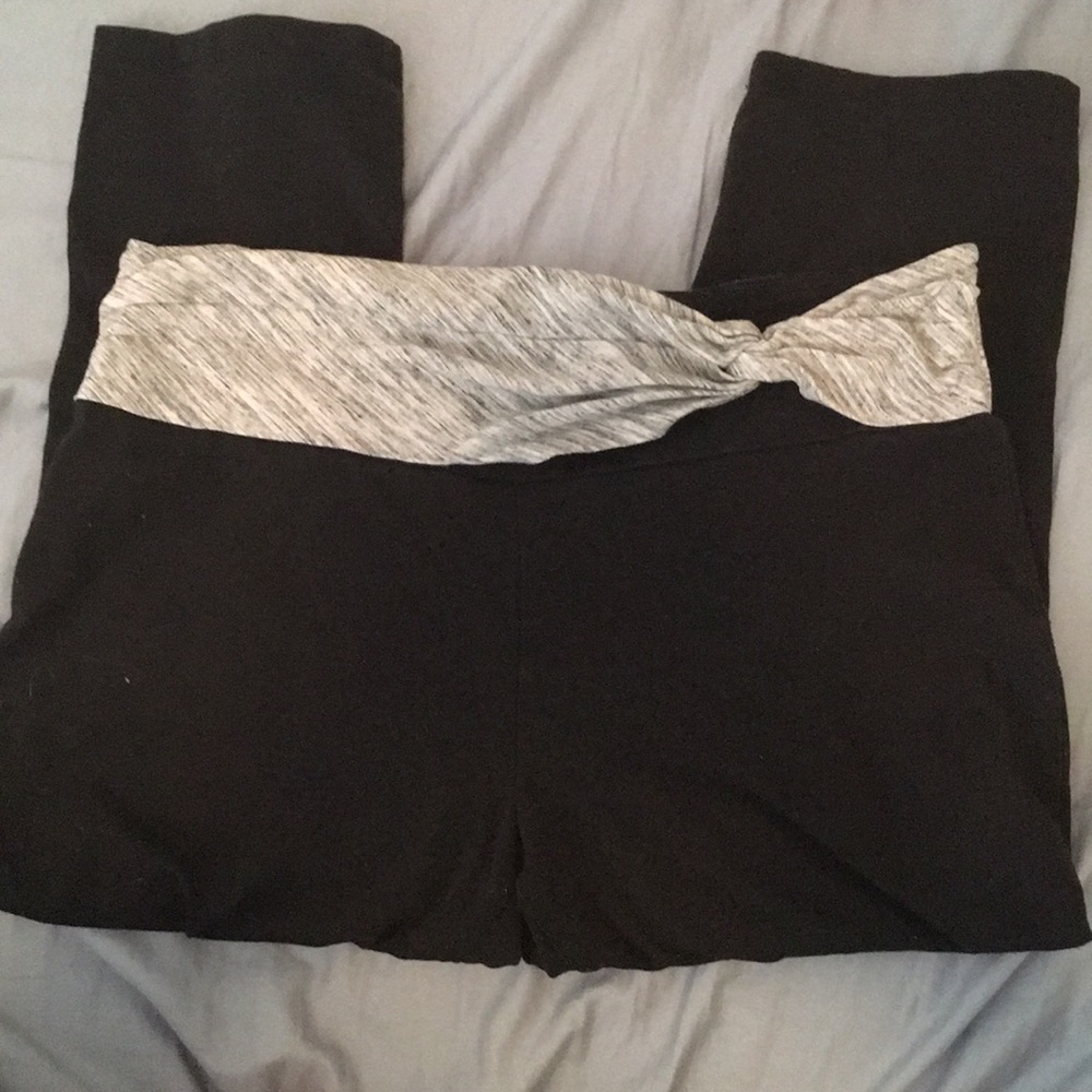 Capri Leggings With Criss Cross Design